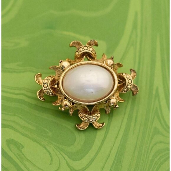 Vintage Victorian Intricate Pearl Crest Brooch - W14 - Picture 1 of 2